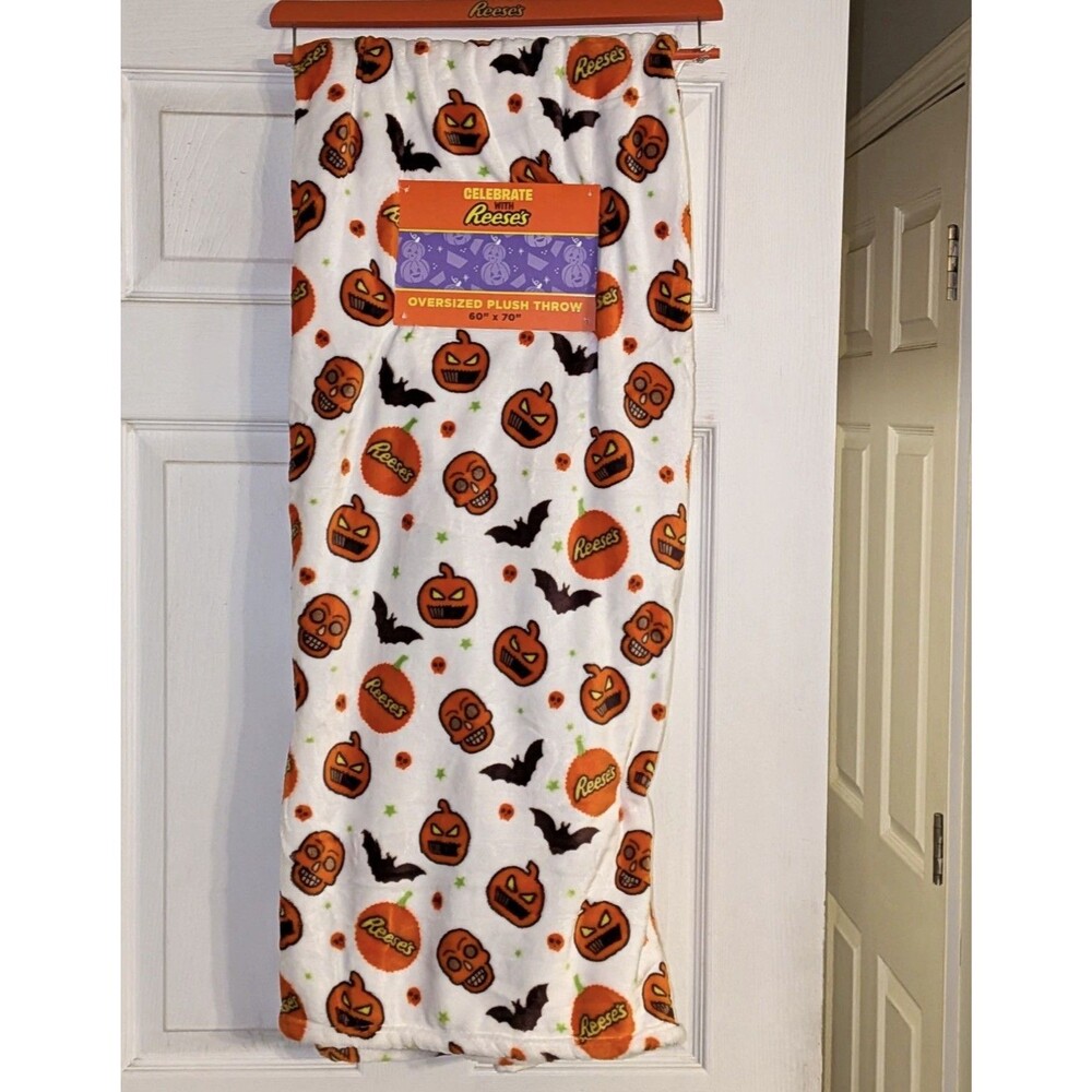 Reese's Oversized Plush Throw Blanket 60" x 70" Halloween Pumpkin Fall Pattern